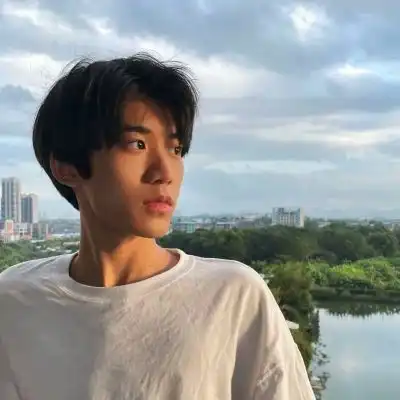 很阳光又很励志的耐看男生头像2022很阳光的又很简单的男头

