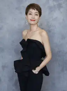 马伊俐离开文章幸福不减,男友风黑色西装,被称为高级单身代表
