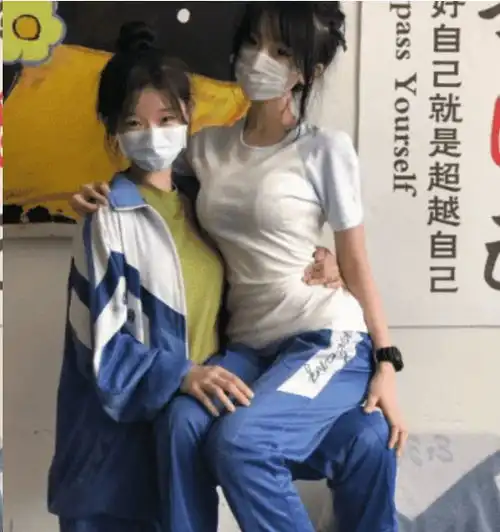 弟弟的女同学12岁,初一就这么早熟了吗不看不知道阿哈哈哈
