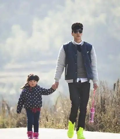 张亮坦言女儿不能亲嘴,被赞育儿观超正,其实带王诗龄时就发现了
