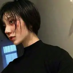 软萌可爱的女生萌娃正在和你招手
