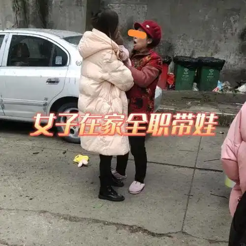 小两口吵架,女子抱着孩子要走,婆婆你走可以,孩子留下