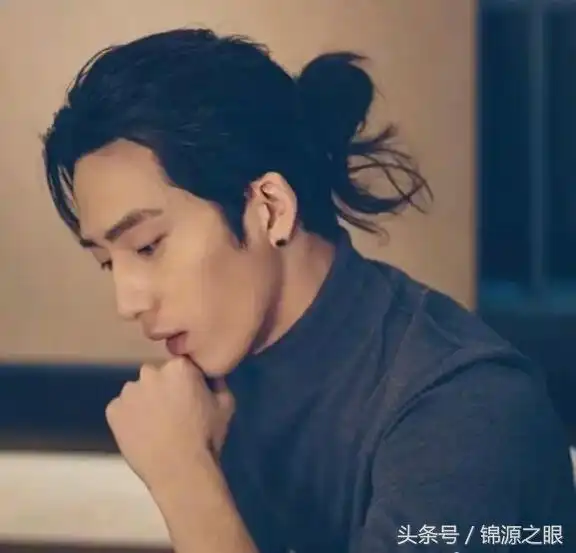 男星留长发造型陈坤清冷,陈晓雅痞,易烊千玺成熟忧郁
