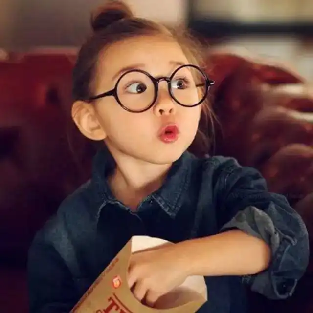 哦漏小区快递柜出事儿了孩子被困里面满脸通红
