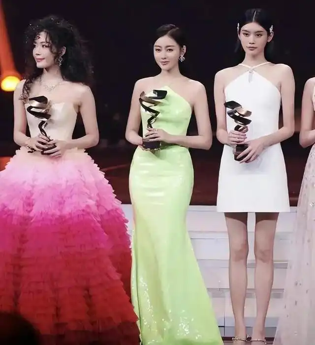 人家都是人靠衣装,没想到到你这儿衣靠人装,不愧是直男最爱
