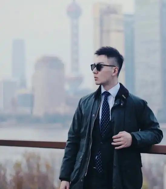 中年男人最好少穿这3种外套,看着廉价没品味,建议换成这3种
