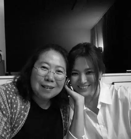 宋慧乔离婚后妆容大变,面容憔悴消瘦这是还没走出离婚阴影吗
