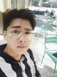 曾经被嫌弃的书呆子款式的镜架,如今猜猜都谁在戴

