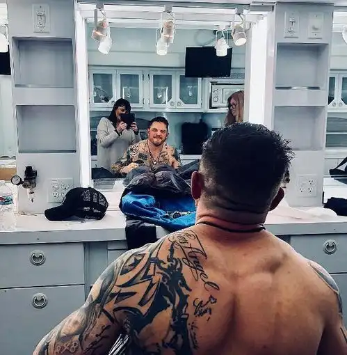 毒液已经杀青汤姆哈迪晒照秀肌肉与纹身
