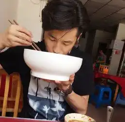 gif搞笑趣图大哥,你也太会停车了吧,老板把交警叫来了,不觉得后悔吗
