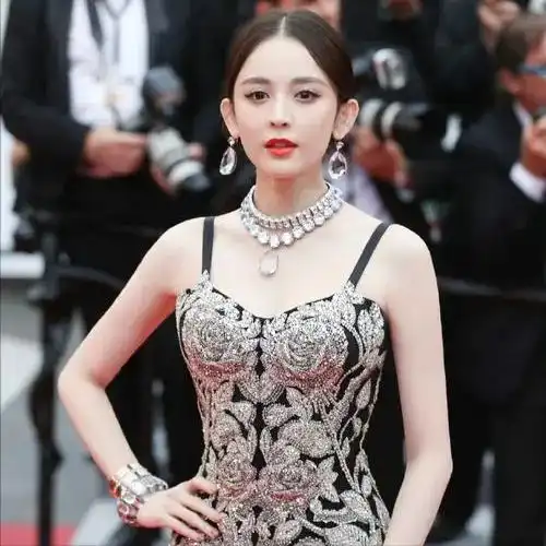 从18岁开始男人不断,人设崩塌私交混乱,风流玉女古力娜扎现形记
