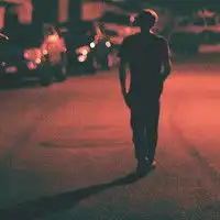 要一张洒脱走路的背阴图,发说说用的男,带点压抑的洒脱的感觉谢谢
