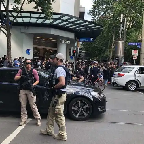 2人死,2人伤独狼恐怖袭击墨尔本,警察与其对殴时,突然冲出三个人警方
