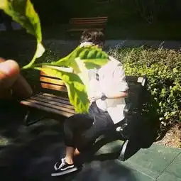 求情侣头像,手上拿着玫瑰
