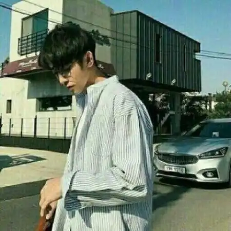 男生头像颓废伤感头像,无助时来上一支香烟吧

