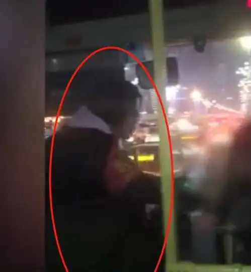 两岁男童独自上公交,一女子上来就抱孩子,司机不是你的别乱抱
