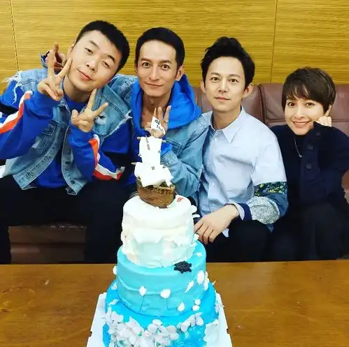 何炅海涛吴昕为李维嘉庆生,少了谢娜
