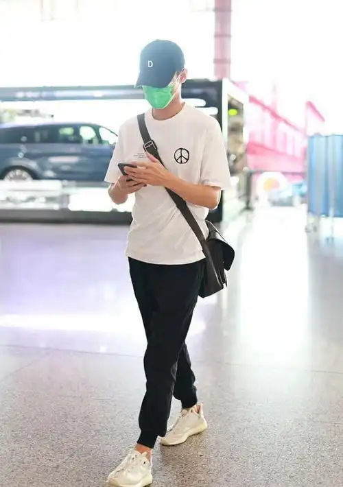 王凯的型男气质抹不掉,白色t恤配束脚裤穿,身材真是没啥挑剔的
