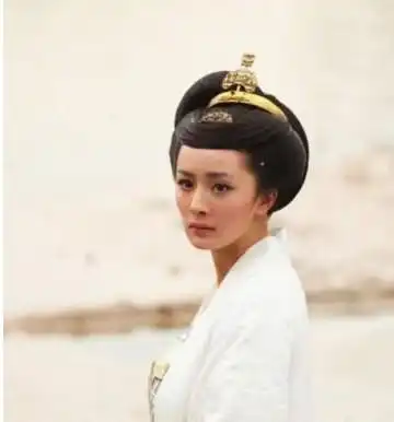 古装女神杨幂,连整容前的古装也这么美,网友选出了最丑那套古装
