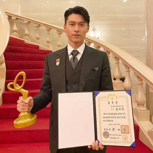 玄彬获总统表彰2020大众文化艺术赏,玄彬帅翻天,姜河那像大叔
