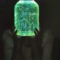 头像情侣的男的拿的会发光的瓶子
