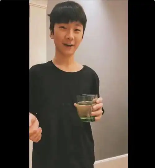 张亮12岁儿子近照,天天身高飞速增长,一本正经讲段子惹人喜欢
