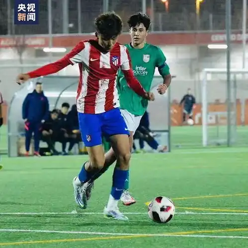 中国足球少年,成为世界杯护旗手
