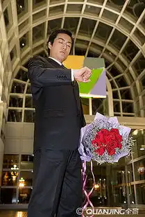 手捧鲜花的男士
