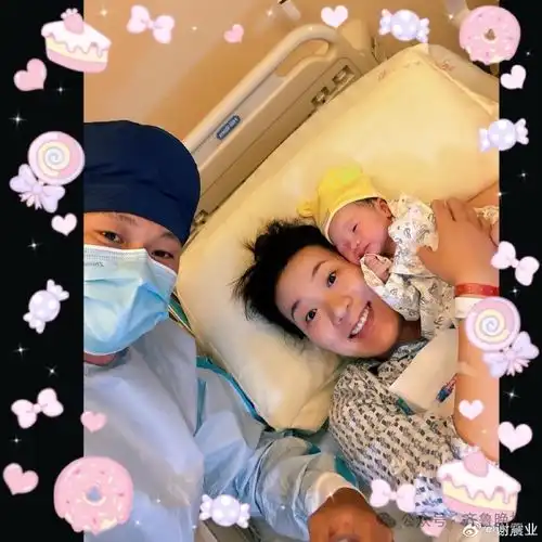 短跑名将凌晨官宣生子晒一家三口合影,和妻子被称为体坛金童玉女
