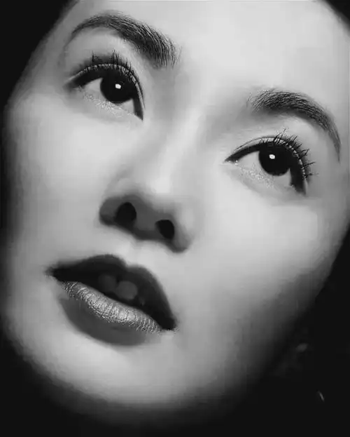 60岁张曼玉罕见亮相,无儿无女的她,竟然活成了老年奥黛丽赫本
