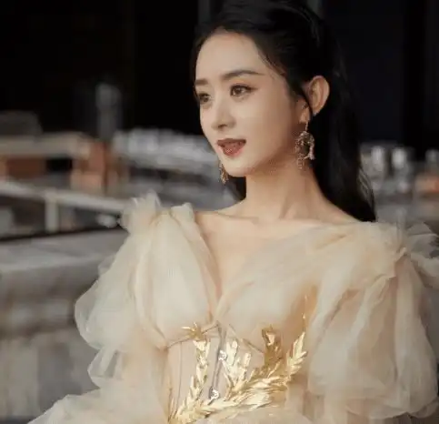 野蛮生长李光洁杀青,赵丽颖俏皮托腮,大佬和她的男人
