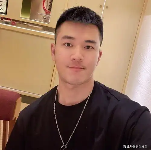 20岁左右男生别留锅盖头,剪这5款发型更适合,干净又帅气
