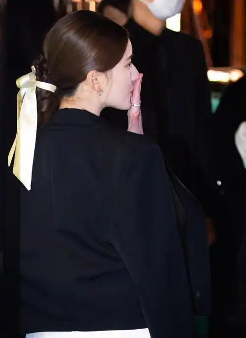 时尚穿搭,白色的礼裙服饰,十分撩人
