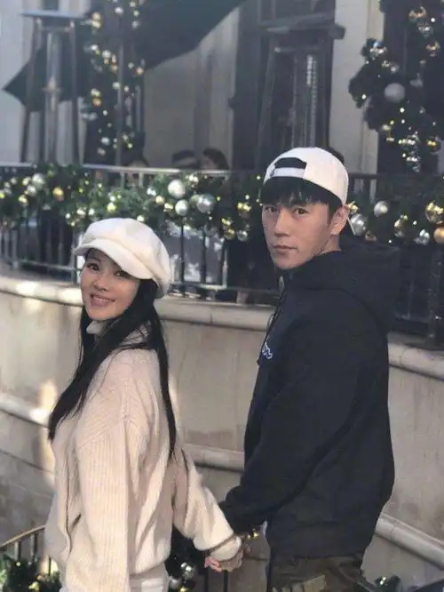 伊能静儿子首次现身18岁少年爱好女装cos,反叛大胆随了谁
