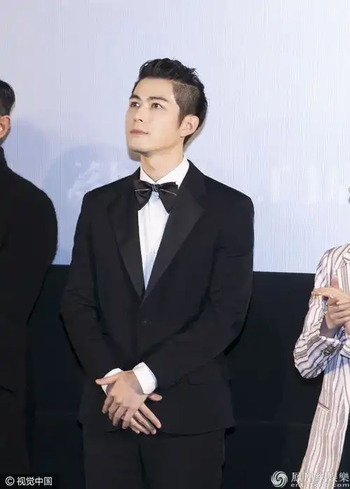 陈学冬西装写真潇洒帅气成熟稳重笔挺利落尽显精致型男魅力
