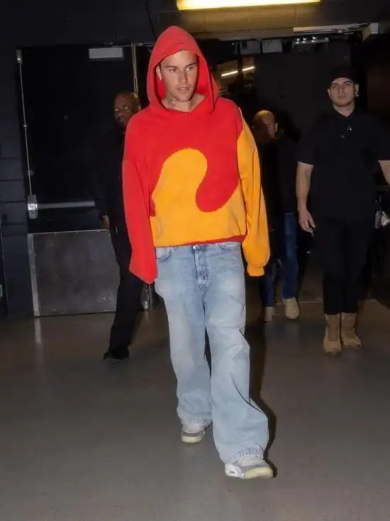 比伯疯狂上身阔腿牛仔裤
