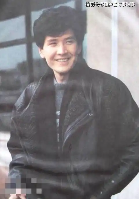 费翔是个不老的传说,这样盛世美颜的男人,竟然至今未婚,无子女
