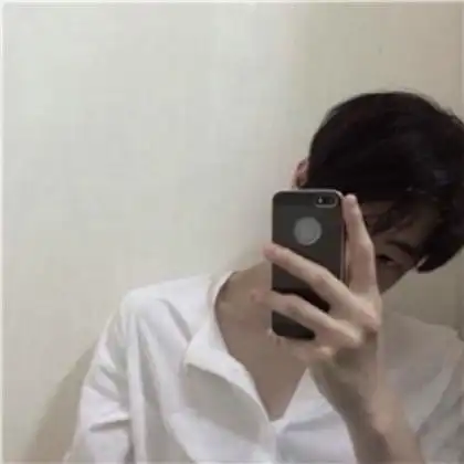 qq头像男生手机控挡脸,其实长的这帅没必要挡住脸
