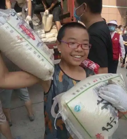 抗灾12岁网红小男孩,让人反思当今的校园霸凌事件
