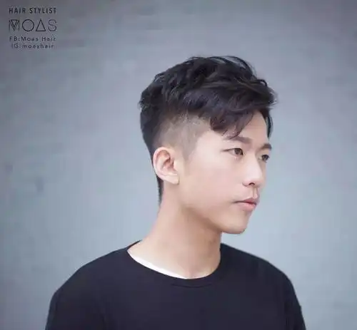 男生没有锡纸烫也很帅,这几款发型今年夏季很流行
