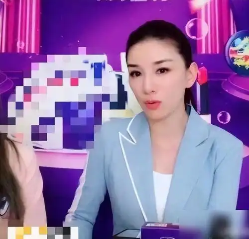 前夫儿子坐豪华私人飞机,杨紫琼辅导功课,黄奕却直播卖货养女儿

