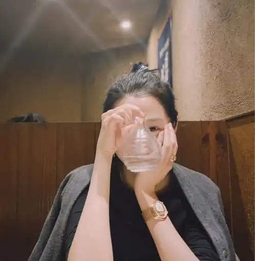 鹿晗关晓彤蜜游日本一周,再次被拍到餐厅约会,还跟其他顾客拼桌
