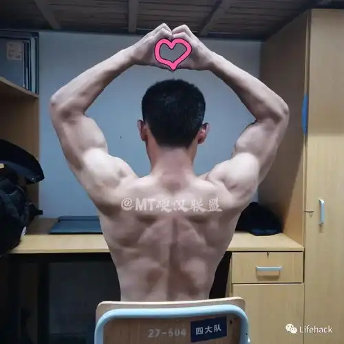 肌肉男半裸上身比心,这倒三角也太帅了吧
