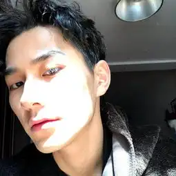 微博一公众人物发文公开出柜他雌雄莫辨网友却认定他是攻
