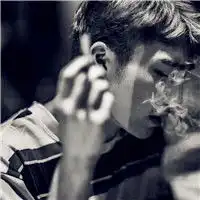 寂寞的人只能自己抽支烟帅哥抽烟头像
