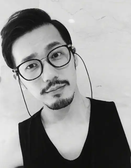 男生刮胡子变化有多大易烊千玺酷似钟汉良,胡歌从boss变打工仔
