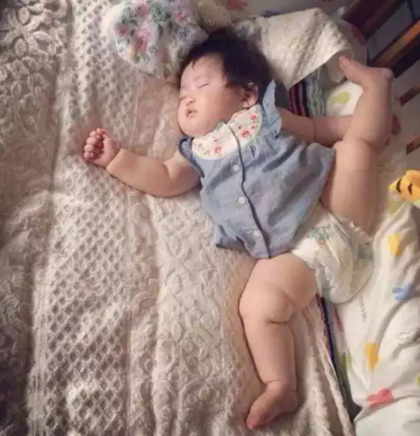 搞笑gif图妹子你自己都不愿意闻这味道,又何苦为难这俩小伙呢
