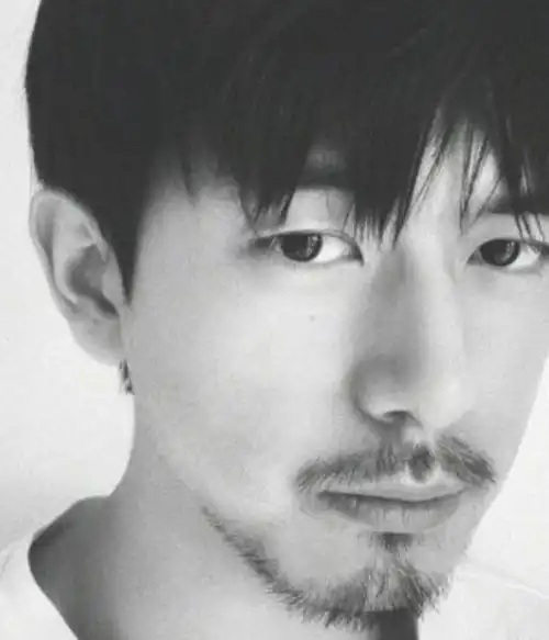 同为男星留胡子躲过了吴磊,逃过了易烊千玺,避开了蔡徐坤,却被他迷住

