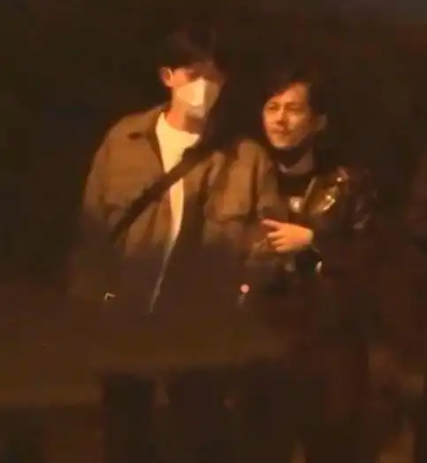 何炅深夜与男子手挽手压马路,大胆上演摸脸杀,十指紧扣同回酒店
