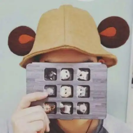 情侣头像一男一女一人一张真人分开的
